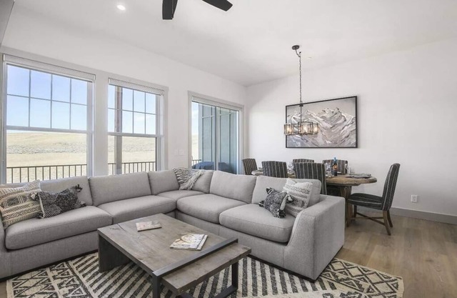 Luxury Condo, Sleeps 6! 20 min to RMNP, Ski Granby Ranch, Winter Park, GrandLake