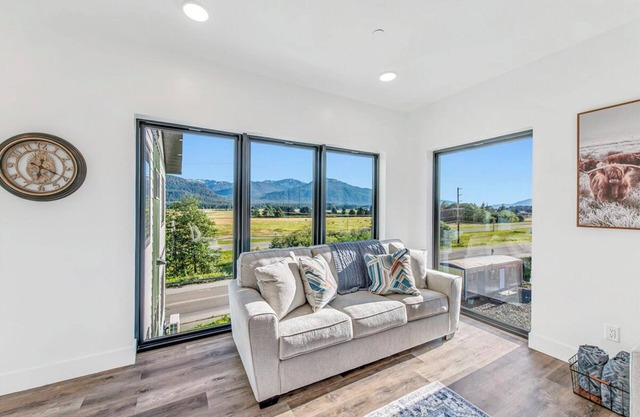 Luxury Condo with AC, Laundry, Bidets, etc. Well Stocked!