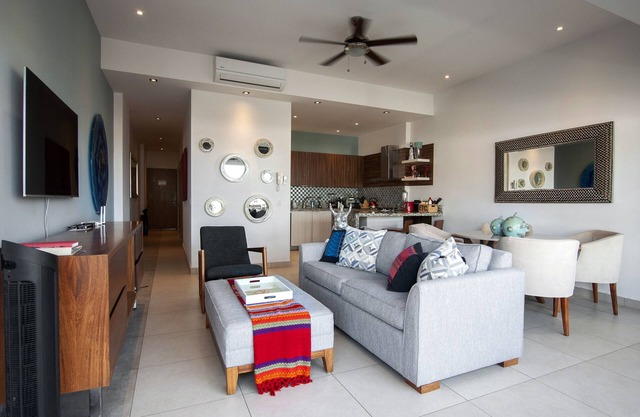 LUXURY CONDOMINIUM THREE BLOCKS FROM THE BEACH.