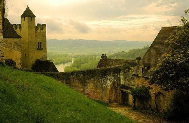 Luxury Cottage Next to Medieval Castle with Stunning Valley Views!
