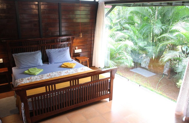 Luxury cottage in a lush green-50 meters from Morjim beach