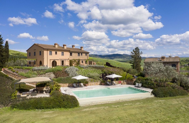 LUXURY COTTAGE WITH POOL & BREATHTAKING VIEW - NEXT TO A GOLF COURSE (PENDOLINO)
