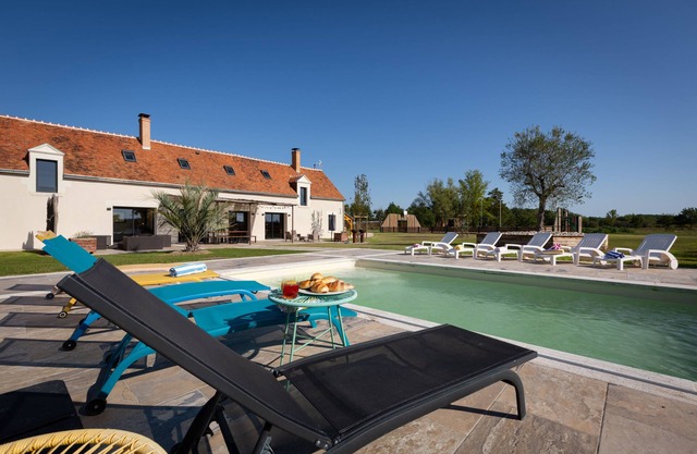 Luxury country house, swimming pool, city park