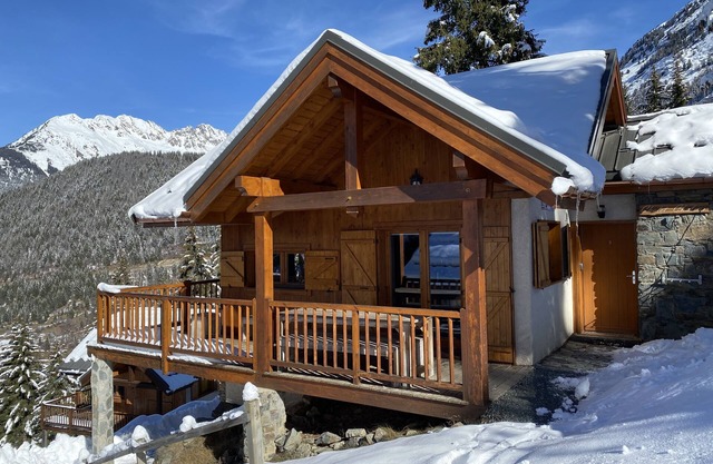 Luxury detached 10 person chalet near the ski slope in Oz/Alpe d'Huez