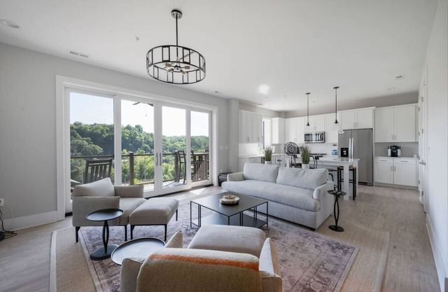 Luxury Downtown Loft, Balcony and Rooftop Bar!