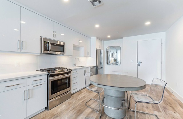 Luxury DTLA Oasis. 1BR Apt. View, Pool + Gym.