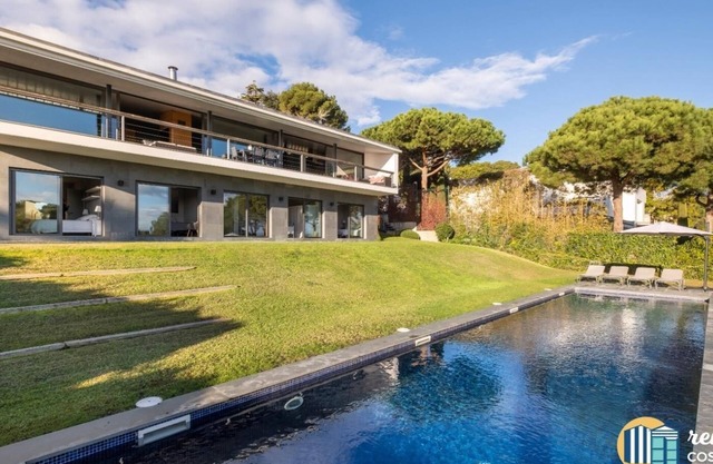 Luxury villa in the exclusive urbanization of Torre Valentina.
