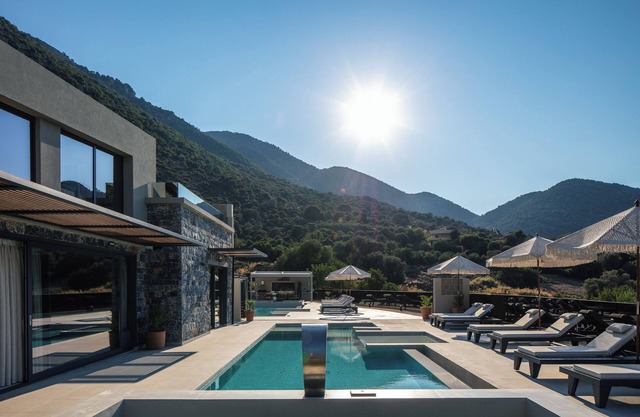 Luxury Estate with Sea Views, Fire Pit & near beach