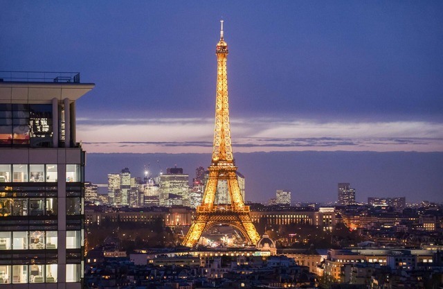 Luxury Facing the Eiffel Tower, Metro 1 min away, Parking