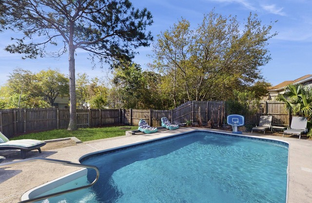 Luxury Family Home with in-ground pool, private washer/dryer, WiFi & Patio