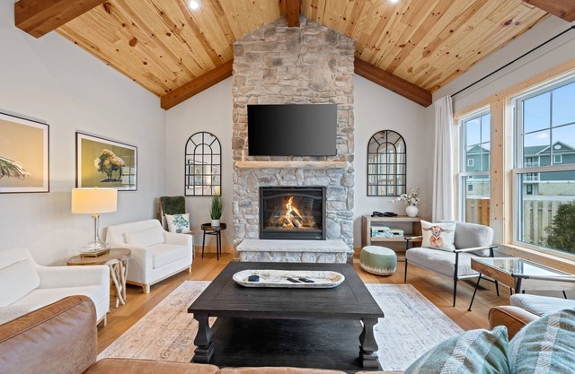 Luxury Family Retreat - Game Room, Chef’s Kitchen, Walk to Shops & Shoreline 🏖️