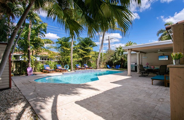 Luxury Family Villa with Salt Water Heated Pool & Hot Tub by the Beach!