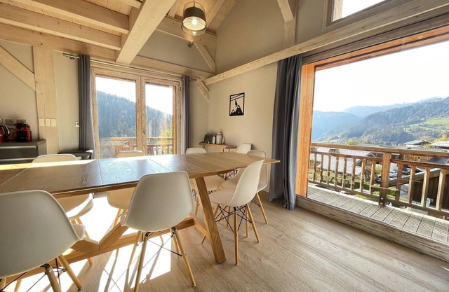 Luxury chalet with sauna and fireplace, sleeps 10