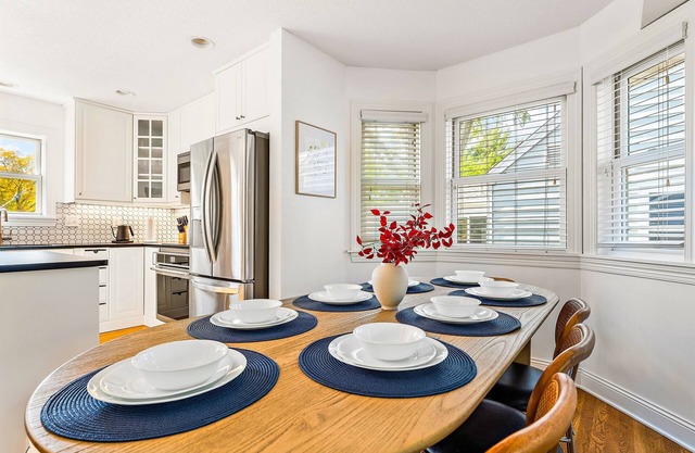 Luxury & fun spacious getaway, near Parks MOA MSP