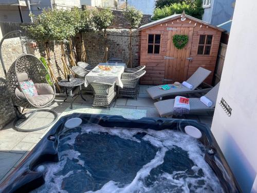 Luxury Georgian home, hot tub, sea view, private garden, sleeps 6