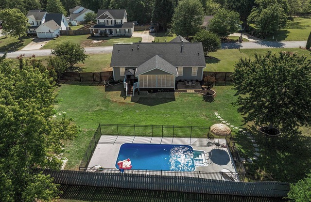 Luxury Getaway with huge, fully fenced yard, Pool & Porch in Greer SC