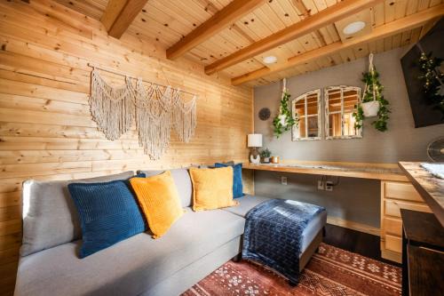 Luxury Glamping Tiny Haven, Firepit & Grill