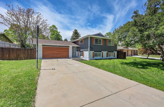 Luxury Golden Retreat w Spa + Game Room w video games and pool table, Sleeps 15