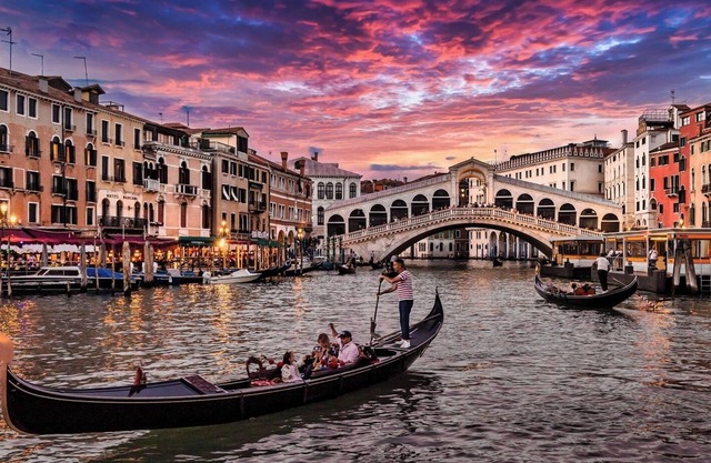 LUXURY GOTHIC PALAZZO - 340 SQM WITH TERRACE A.C, STEPS FROM ARSENALE & BIENNALE