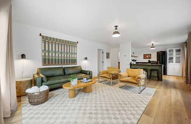 Luxury Harbor Escape | Walk to Food & Fun