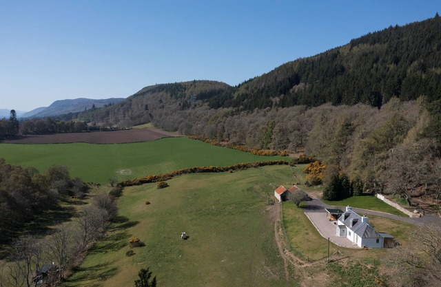 Luxury Highland Haven with Hot Tub by Loch Ness - Balnacraig Farmhouse