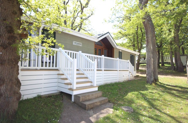 LUXURY HOLIDAY LODGE WITH SEA VIEWS ON PICTURESQUE HOLIDAY PARK