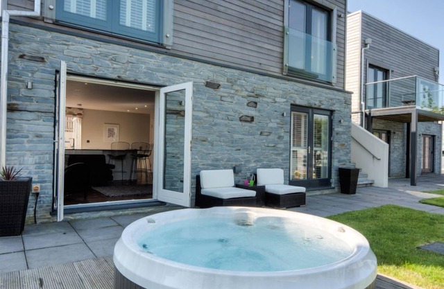 Luxury holiday with hot tub and roof terrace. Shared Swimming Pool & Gym