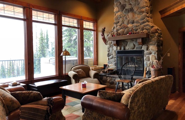 Luxury Home on The Knoll - TV room with Snooker table & private hot tub