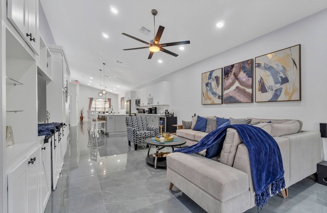 LUXURY HOME! 4BEDS/3B. PRIVATE POOL!