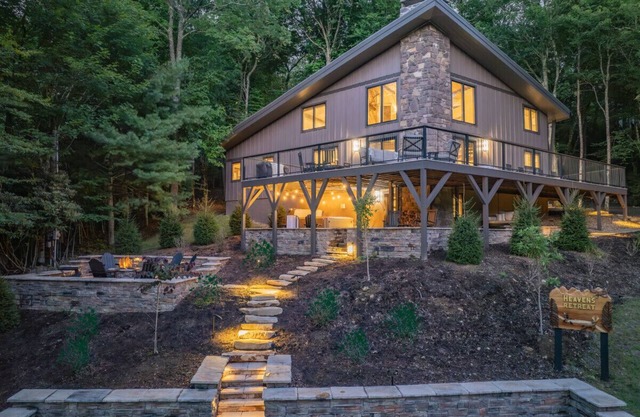 *Luxury* Home, Hot Tub, Firepit, Games & More!