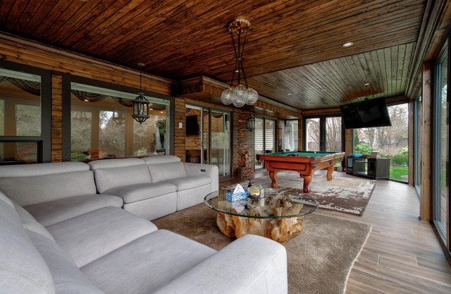 Luxury Home, Sleeps 18, AC, Hot Tub, Pool Table, Basket ball court