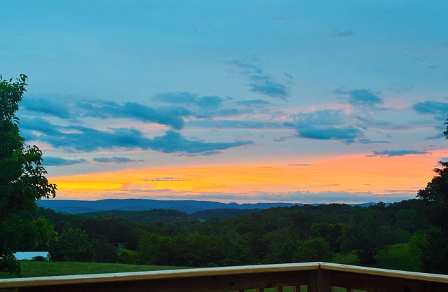 Luxury Home w/private Pool, Mt Views, 85” Roku Movie Room, Arcade, & King Bed!