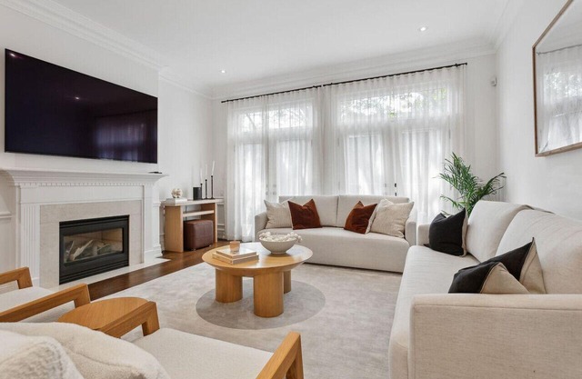 Luxury Home Yorkville 4bed4bath Backyard Parking