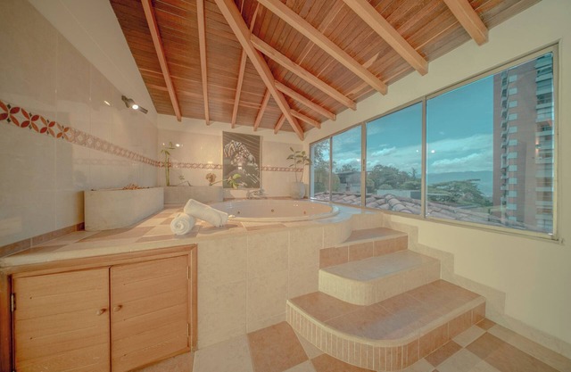Luxury House: 24/7 Security, Jacuzzi, Maid/Chef