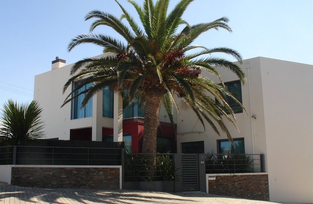 Luxury house, 7min walk to the beach, with private pool, jacuzzi and games room