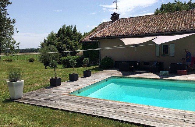 Luxury house (approx. 200 m²) with heated pool and spa