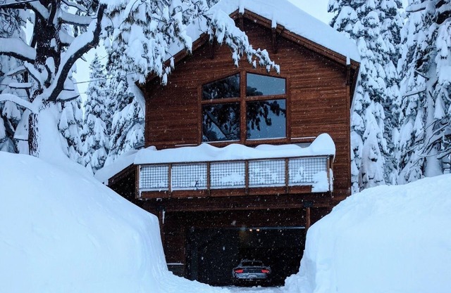Luxury house w/3 Master Suites, Chefs Kitchen, Tahoe Donner