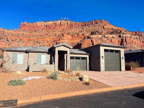Luxury Kanab Utah Family Home with Amazing Views Pool Gym