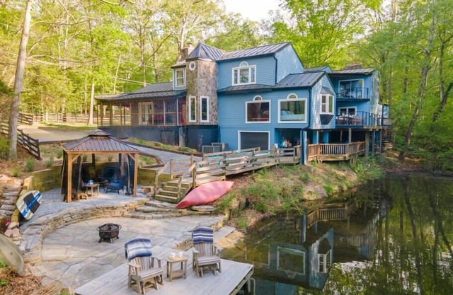 Luxury KING Suites, Lakefront w/Dock, HotTub, Watercraft