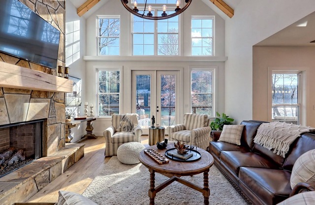 Luxury Lake Rabun Waterfront 6 bedroom home, loft, hot tub, fire pit, water toys