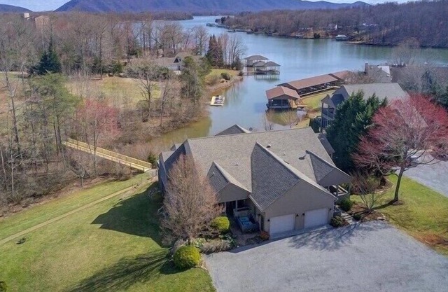 Luxury Lakefront Golf Resort Home