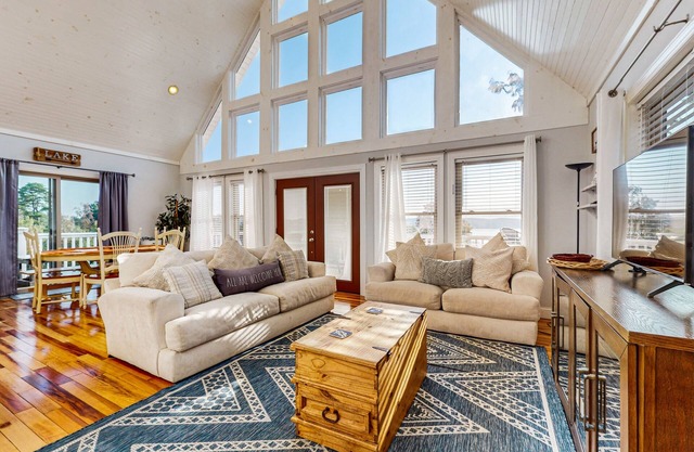 Luxury lakefront home w/free attraction tickets, hot tub, dock, Ping-Pong, decks