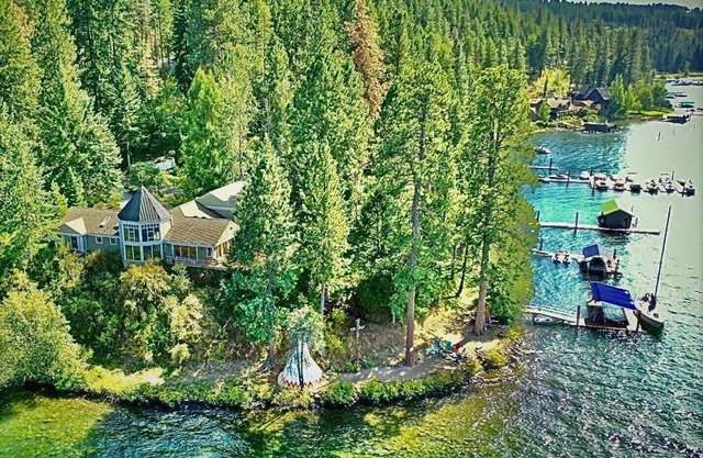 +Luxury Lakefront for 12+ Private Beach & Dock, Huge GameRoom & Indoor Koi Pond!