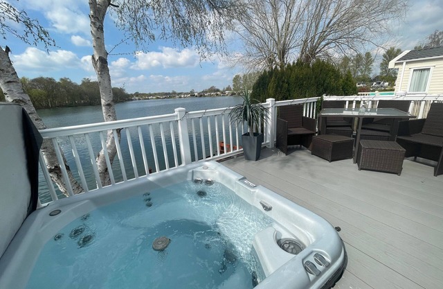Luxury lakeside Caravan on the award winning Tattershall Lakes with Hot Tub, private Fishing Peg