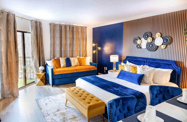 Luxury Lakeview 1 mile to New EPIC Universe: condo: pool, hot tube, tennis ct