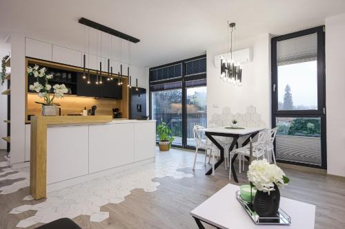 Luxury Landing 8-centrally located accomodation with private parking Targu Mures