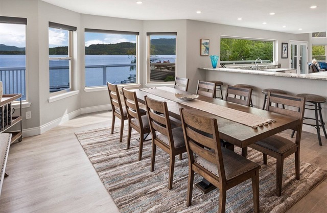 Luxury Large Waterfront | 6 Bed, 5 Bath