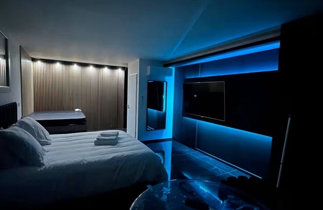 Luxury Living Martigues - Black luxury suite