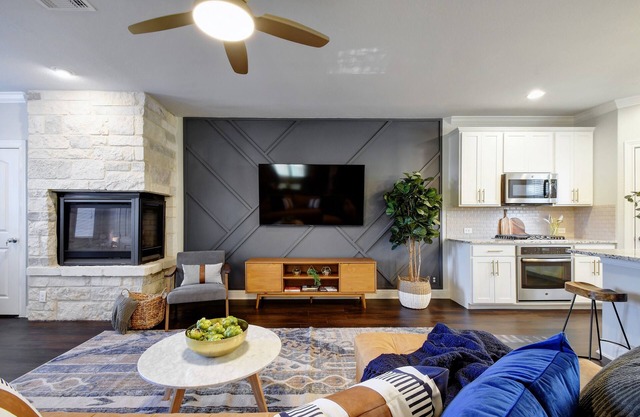 Luxury Living with modern amenities - Blocks from Riverwalk/Downtown