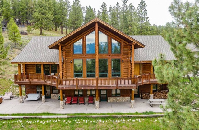 Luxury Log Cabin Near Cascade Lake, 80 Acres, RVs